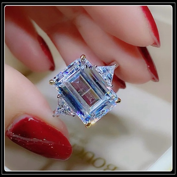 925 SUPER SQUARE CUT 9ct BAGUETTE EMERALD SIMULATED DIAMOND CLEAR RING - Picture 3 of 5